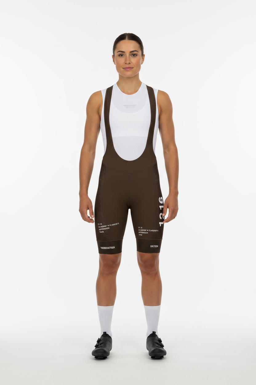 Kvindelig cykelmodel i bib shorts og baselayer