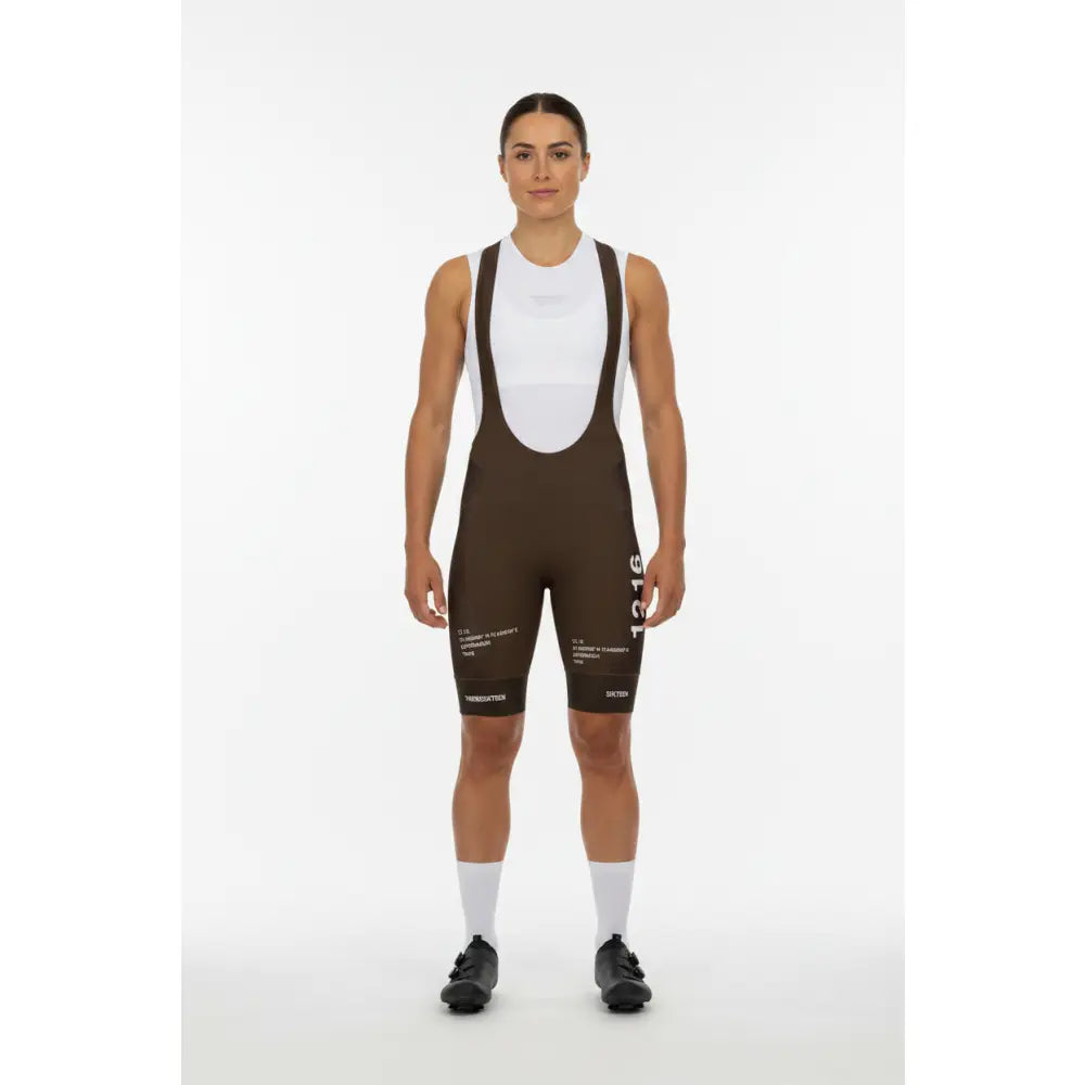 Kvindelig cykelmodel i bib shorts og baselayer